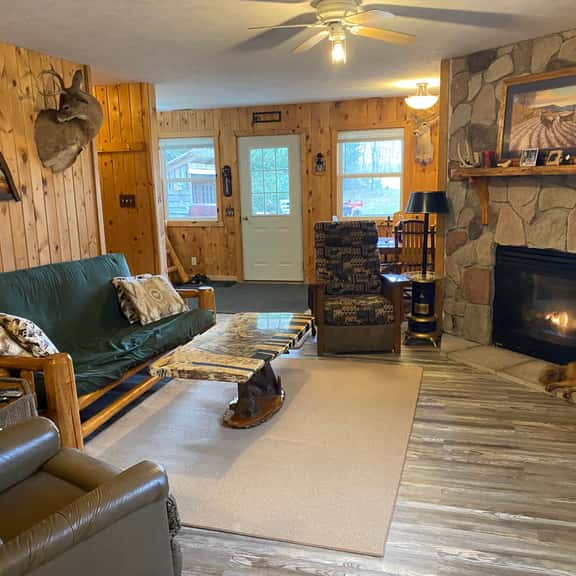 The Lazy Acorn Cabin - Image 1